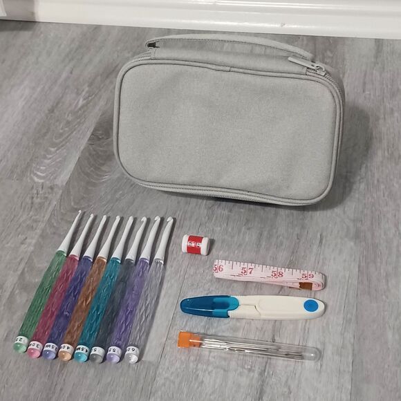 Beginner's Crochet Kit, 8 Ergonomic Hooks & Other Essentials - Picture 1 of 5